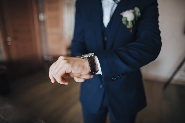 groom in suit with buttonhole  - Foto, Bild