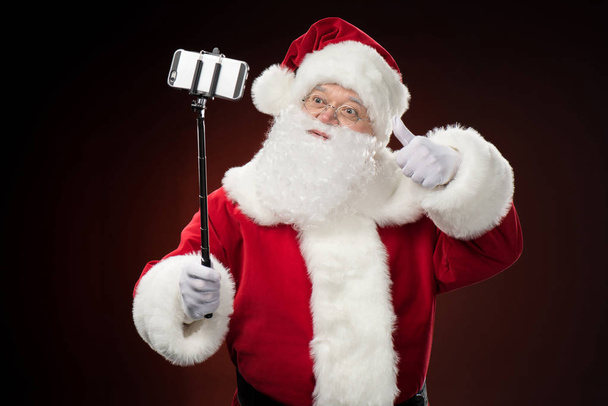 Père Noël prenant selfie
  - Photo, image