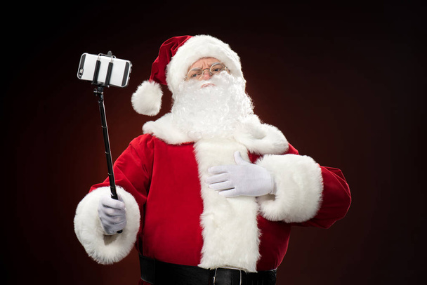 Papai Noel tirando selfie
  - Foto, Imagem