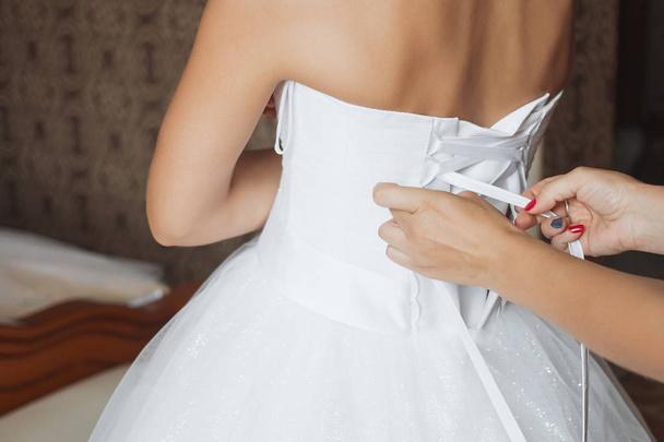 Matka pomůže nosit svatební šaty - Fotografie, Obrázek