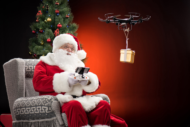 Weihnachtsmann mit Drohne - Foto, Bild