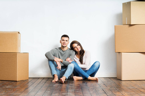 happy couple moving to new home - Фото, изображение