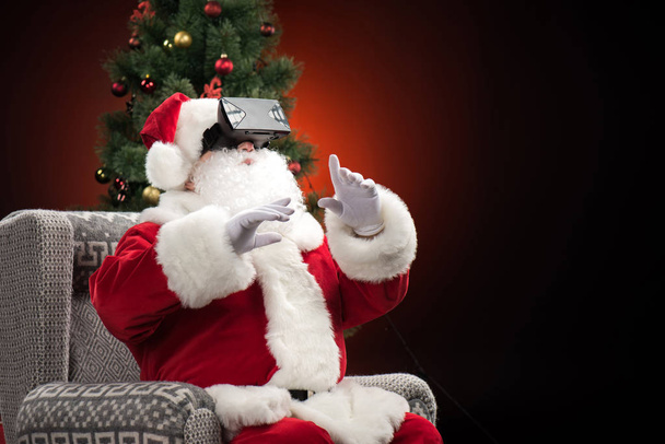 Άγιος Βασίλης φοράει σετ κεφαλής εικονικής πραγματικότητας - Φωτογραφία, εικόνα