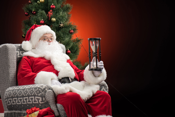 Santa Claus mostrando reloj de arena
  - Foto, imagen