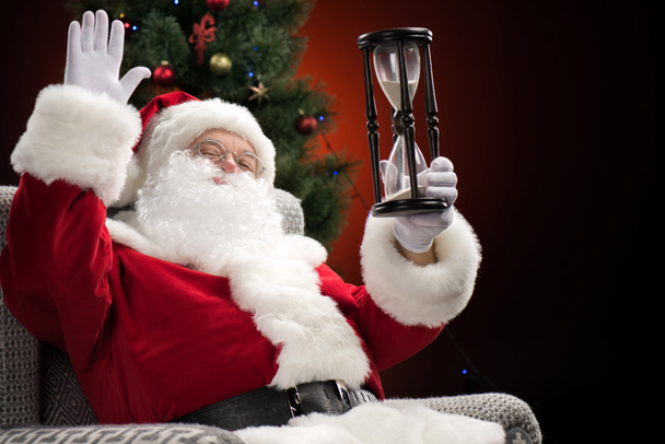 Santa Claus mostrando reloj de arena
  - Foto, Imagen