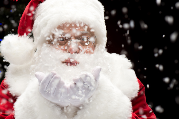Santa Claus φυσώντας νιφάδες χιονιού   - Φωτογραφία, εικόνα
