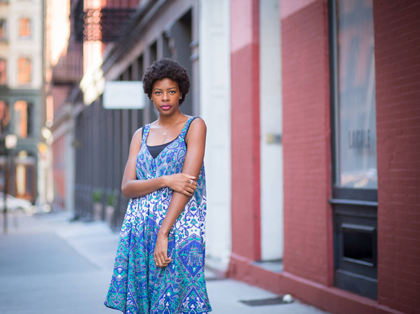 Kültéri portré, fiatal, divatos, afrikai-amerikai nő - Fotó, kép