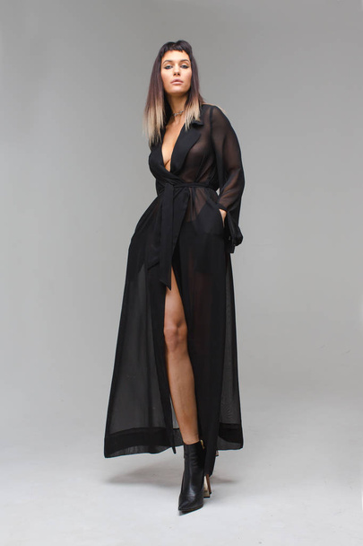 Nainen musta läpinäkyvä yöpaita alusvaatteet
 - Valokuva, kuva