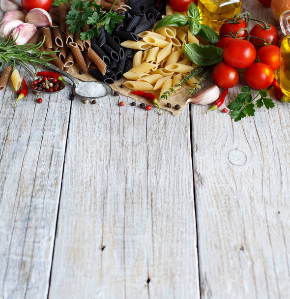 Penne pasta met groenten, kruiden en olijfolie  - Foto, afbeelding