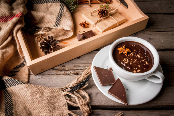 tasse de chocolat chaud et cadeau de Noël
  - Photo, image