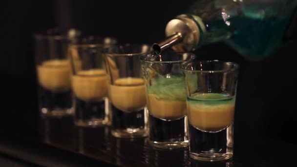 Strzały z whisky i alkoholi w barze koktajlowym - Materiał filmowy, wideo