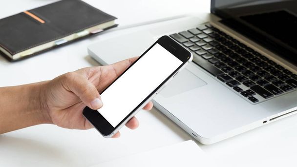 Hand verwenden Telefon leeren Bildschirm Ansicht von oben im Büro Morgenlicht - Foto, Bild
