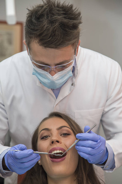Mulher durante o tratamento dentário
 - Foto, Imagem