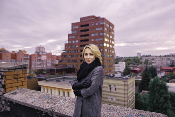 Bella donna d'affari in piedi sul tetto di un grattacielo
 - Foto, immagini