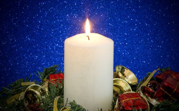 Kerstversiering met verlichte kaars - Foto, afbeelding