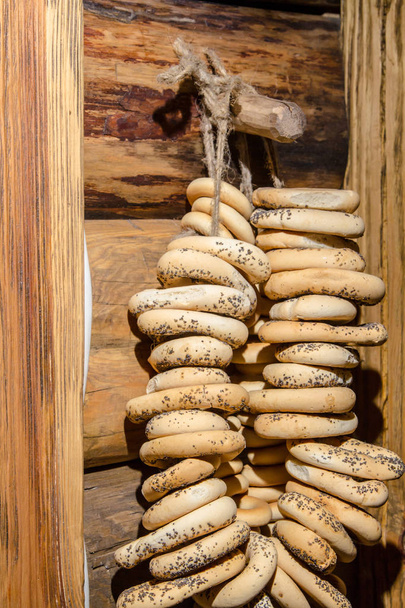 Egy csomó bagels lóg egy fából készült fal - Fotó, kép