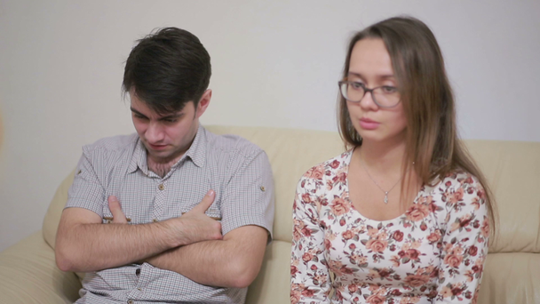 Θηλυκό ψυχολόγος βοηθώντας ανησυχούν νεαρό ζευγάρι. οικογενειακή θεραπεία - Πλάνα, βίντεο