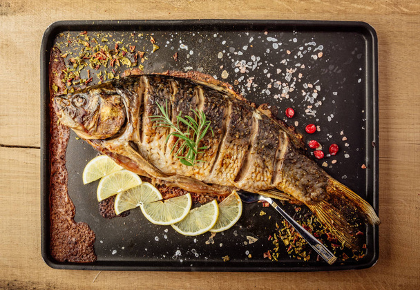 baked carp with spices - Foto, Imagen