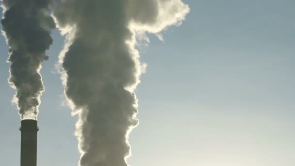 Βιομηχανικές καμινάδες πλάνα εκπέμπει τοξικών ρύπων σε τον ουρανό που ρυπαίνουν το περιβάλλον - Πλάνα, βίντεο