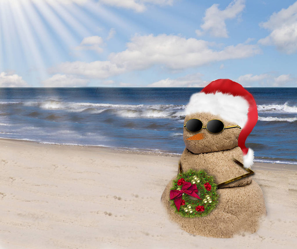 Φτιαγμένο από άμμο στην παραλία και φορώντας καπέλο Santa χιονάνθρωπος - Φωτογραφία, εικόνα