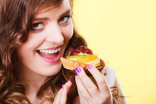 Smiling cute woman holds fruit cake in hand - Foto, Imagem