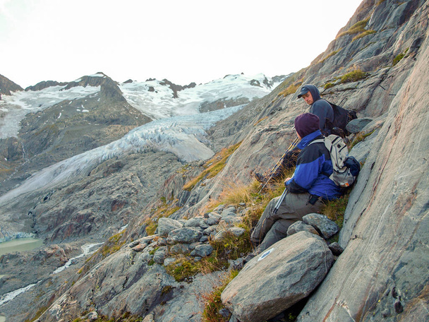 Doğa yürüyüşü veya arka plan dağlarda buzullar ile Alpler'de İsviçre, bekletme genç yürüyüşçü - Fotoğraf, Görsel