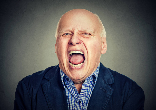 портрет старшого сердитого чоловіка
 - Фото, зображення