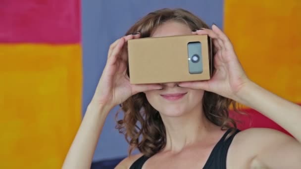 Jovem mulher encaracolada usando óculos de realidade virtual
. - Filmagem, Vídeo