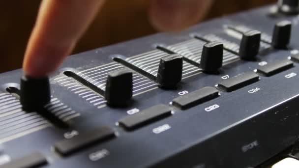 mano femenina sintoniza teclado sintetizador midi
 - Metraje, vídeo