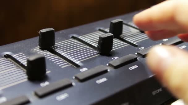 mano femenina sintoniza teclado sintetizador midi
 - Metraje, vídeo