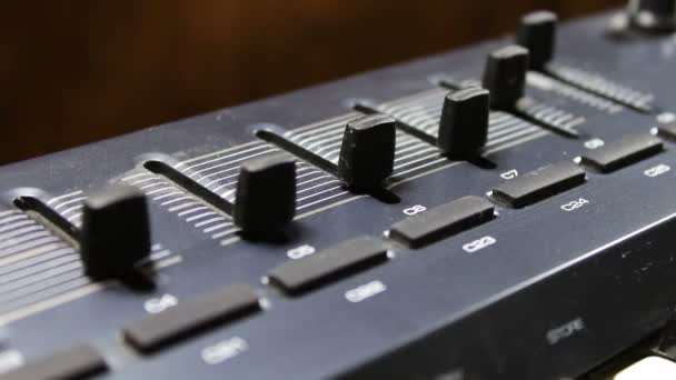 női kéz dallamok midi szintetizátor-billentyűzeten - Felvétel, videó