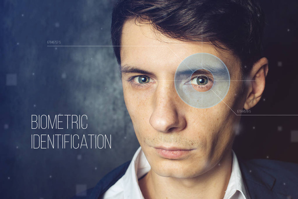 Verificación biométrica. cara exploración de la retina de los hombres
 - Foto, Imagen