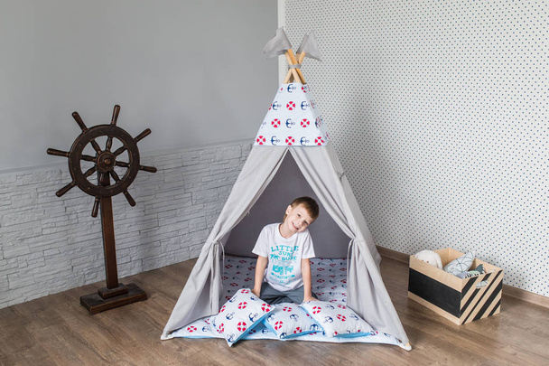 Child playing with a teepee tent - Fotografie, Obrázek
