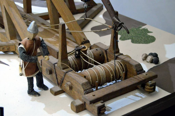 машина, що використовується в середньовічній облозі війни
 . - Фото, зображення