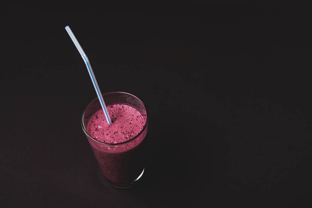 Blueberry smoothie with fresh berries - Fotografie, Obrázek