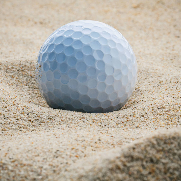Közelről golf labda a homok bunker sekély mélység-ból mező. A golf - Fotó, kép