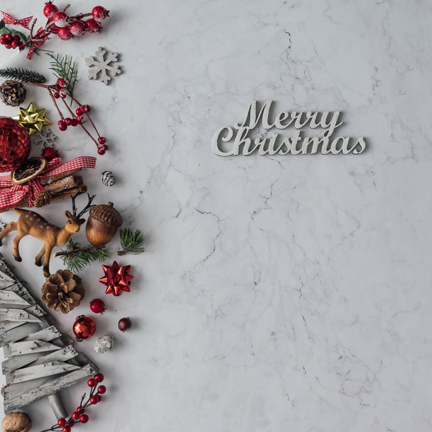 Mermer masa üzerinde Noel dekorasyon - Fotoğraf, Görsel