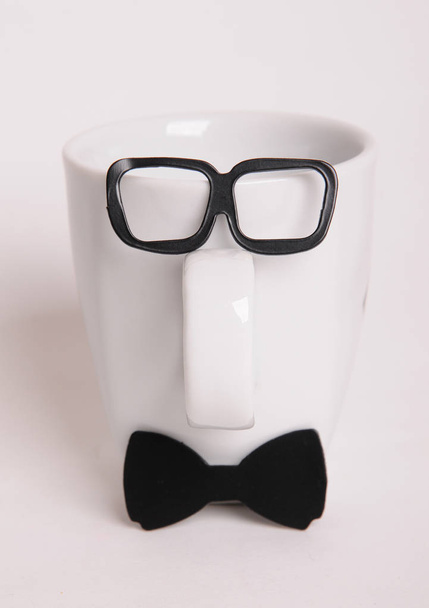 コーヒー カップはマン画像です。流行に敏感なスタイル、蝶ネクタイ、メガネ - 写真・画像