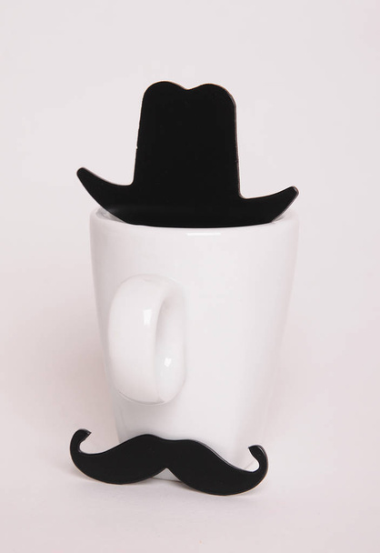 Xícara de café na imagem do homem. Estilo Hipster, bigode, chapéu
 - Foto, Imagem