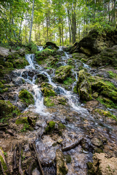 cachoeira rochosa no verão
 - Foto, Imagem