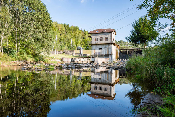 moulin électrique sur une rivière en été
 - Photo, image