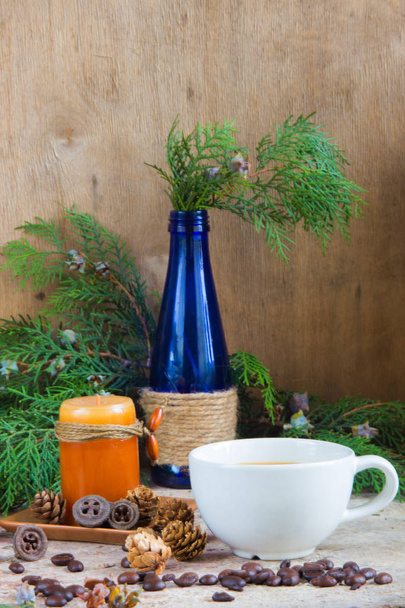 Branco xícara de café, grãos de café torrados, vela, azul bo de vidro
 - Foto, Imagem