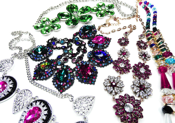 ювелирные изделия ожерелье с яркими кристаллами моды фон
 - Фото, изображение