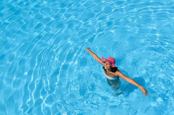 Playful lady in pool - Фото, зображення