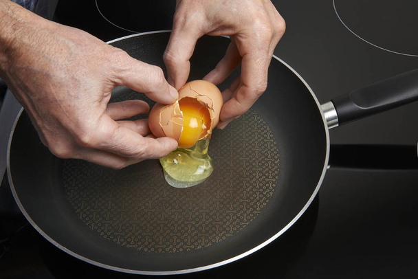 Frying pan with cooked eggs - Foto, afbeelding