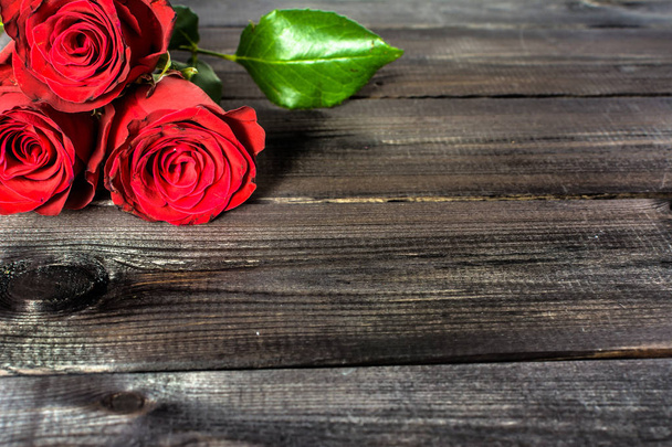 Red roses on wooden background, valentines card - Foto, Imagem