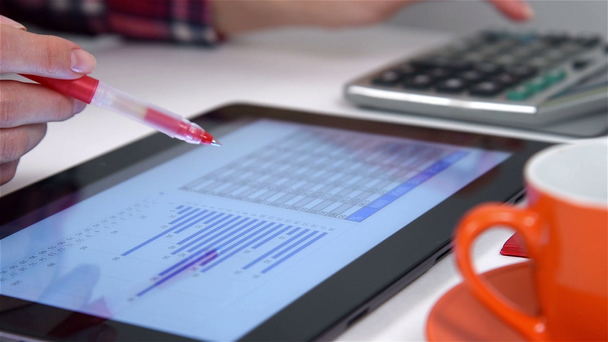 Könyvelő üzletasszony munka számológép és pénzügyi dokumentumok a Tablet PC képernyőjén - Felvétel, videó