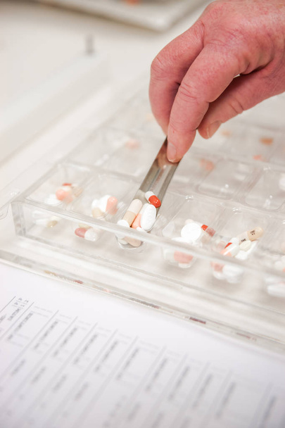 Seleção de medicamentos para pacientes em uma farmácia
  - Foto, Imagem