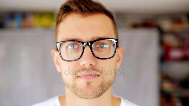 happy smiling man in eyeglasses - Πλάνα, βίντεο