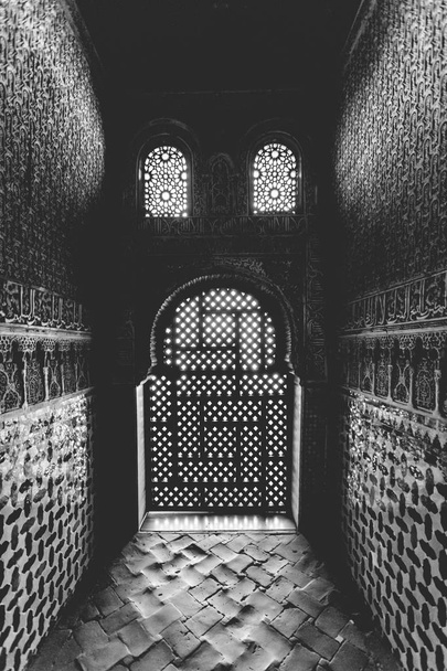 Maravilhosa arquitetura e luz dentro da Torre de Comares, Al
 - Foto, Imagem